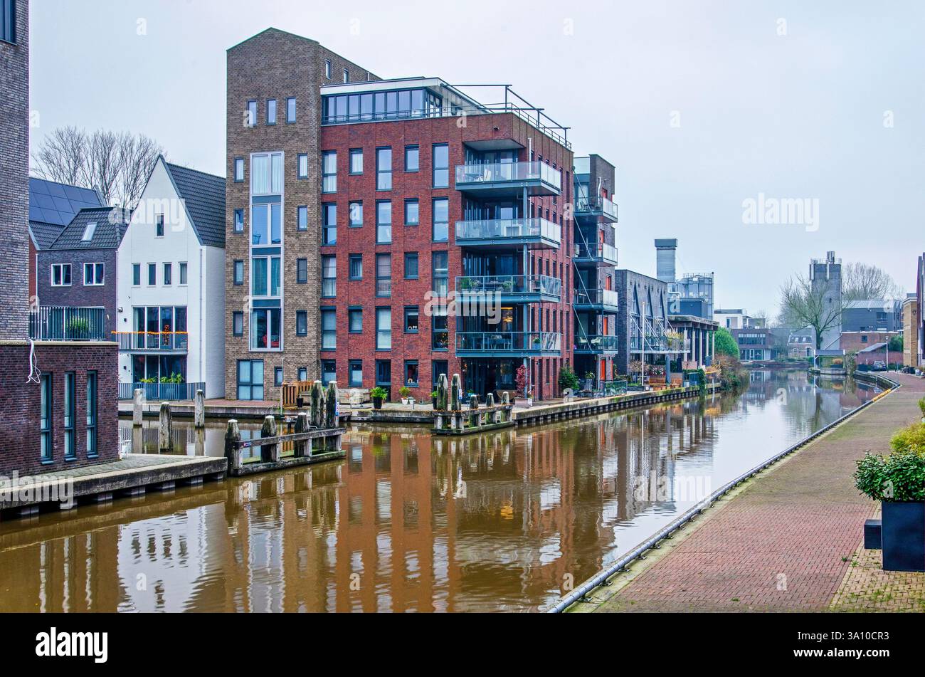 IJsselstein, Paesi Bassi, 27 dicembre 2024: Vista dalla banchina del fiume Hollandse IJssel verso il nuovo complesso residenziale recentemente completato Foto Stock