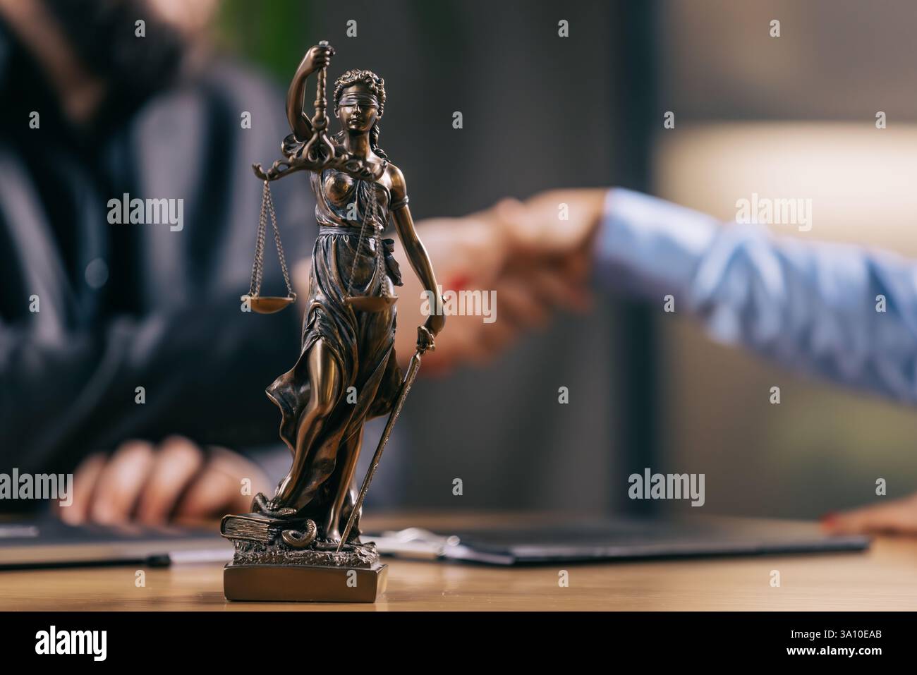 Un avvocato e un cliente che stringono la mano dopo un accordo o una consulenza di successo. Concetto: Fiducia e professionalità nella pratica legale Foto Stock