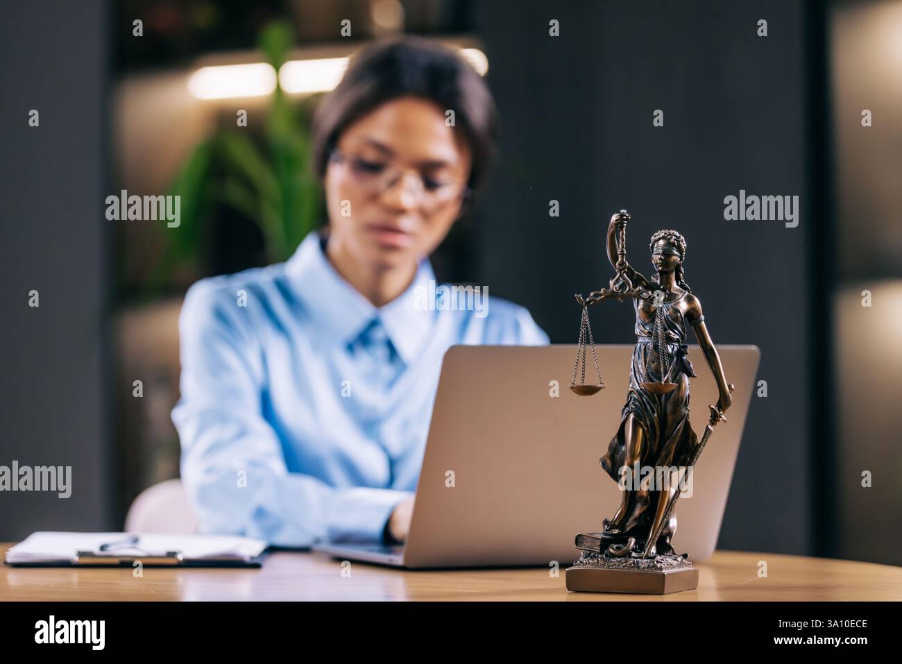 In uno studio legale, un dipendente del dipartimento legale ascolta un briefing sulla legge e rivede un documento di accordo. Foto Stock
