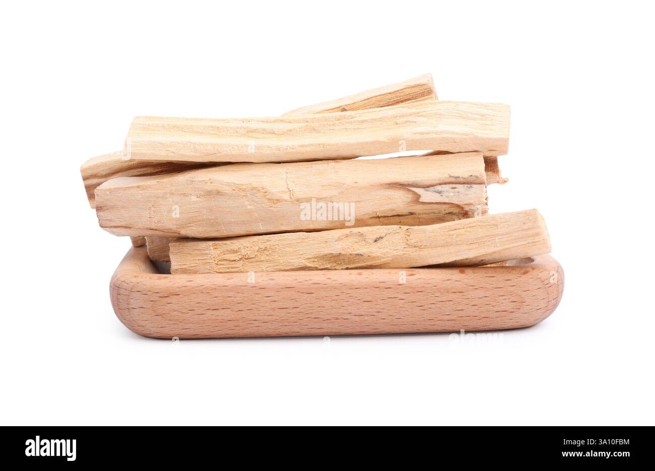 Pile di bastoncini palo santo su sfondo bianco Foto Stock