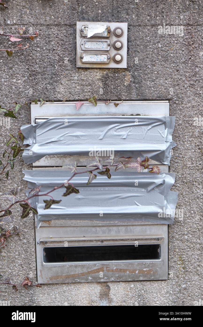 Primo piano di cassette postali e campanelli in un muro di una casa abbandonata. Visto in Germania a febbraio Foto Stock