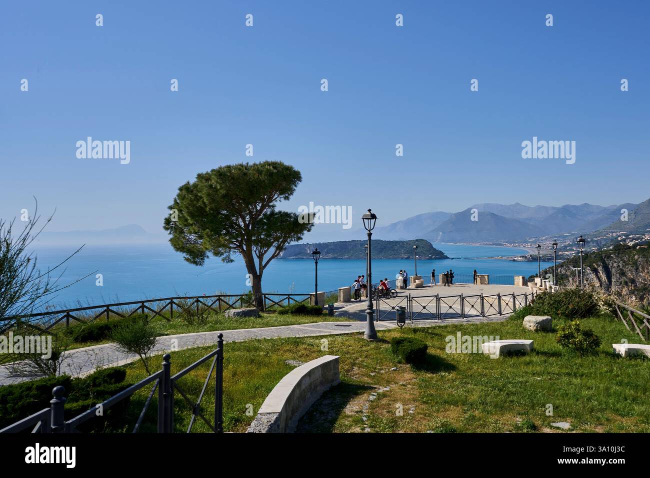 Vista da una terrazza pavimentata con un pino che si affaccia sul mare e sull'isola di Dino a San Nicola Arcella, Calabria, Italia. Foto Stock