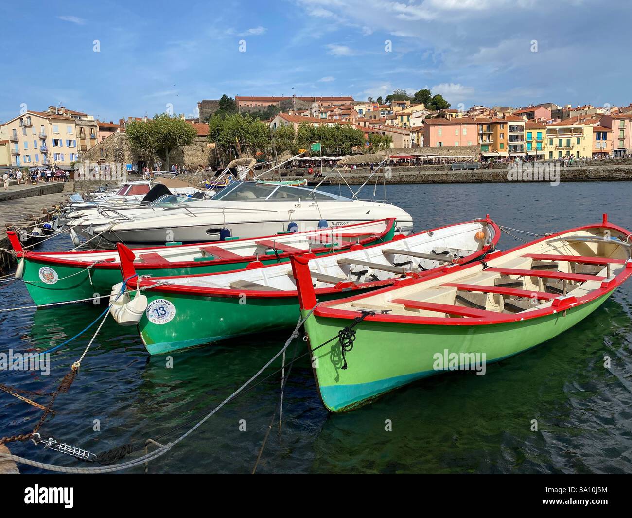 Barche a remi ormeggiate nel porto di Collioure a sud della Francia Foto Stock