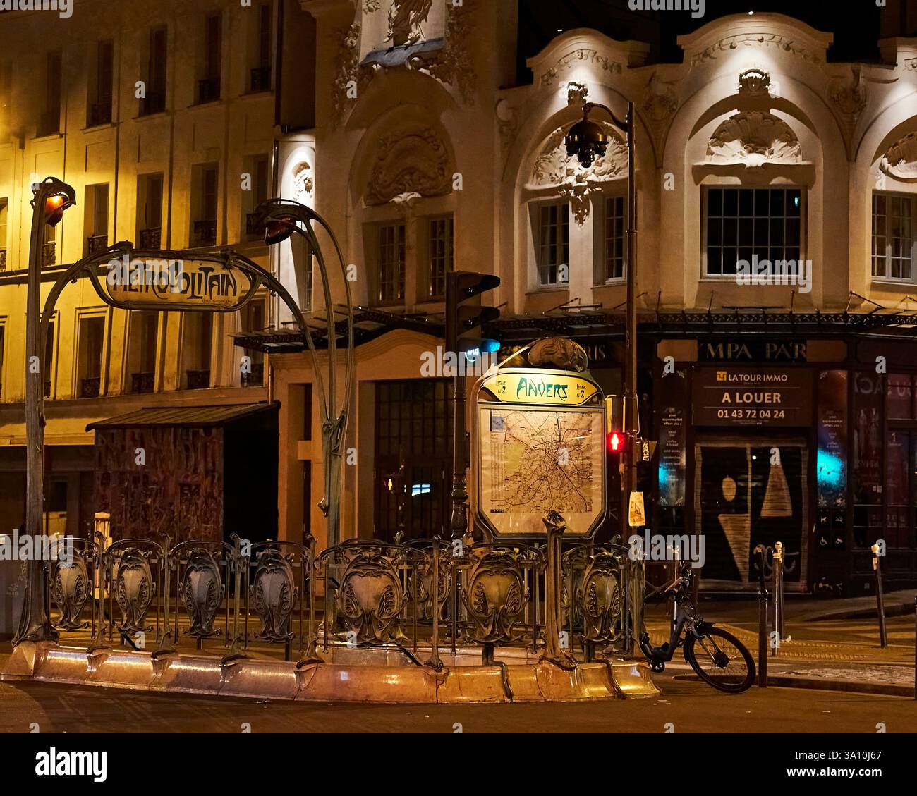 Ingresso Art Nouveau della stazione della metropolitana di Anvers progettato da Hector Guimard di notte, Boulevard Marguerite-de-Rochechouart, Parigi, Ile-de-France, Francia. Foto Stock