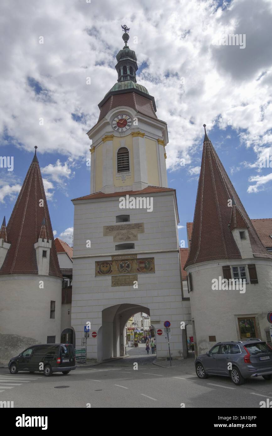 Una porta medievale della città con alte torri appuntite sotto un cielo nuvoloso, Wachaus, donau, austria Foto Stock