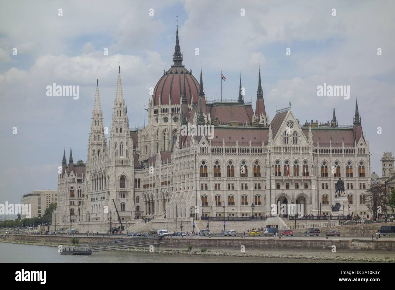 Edificio del parlamento neogotico con torri suggestive e vista sul fiume, budapest, danubio, ungheria Foto Stock Edificio del parlamento neogotico con torri suggestive e vista sul fiume, budapest, danubio, ungheria Foto Stock