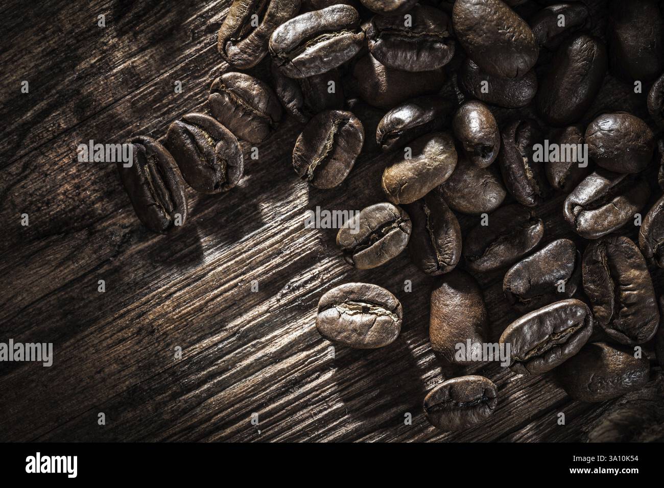 Semi di caffè su tavola di legno Foto Stock