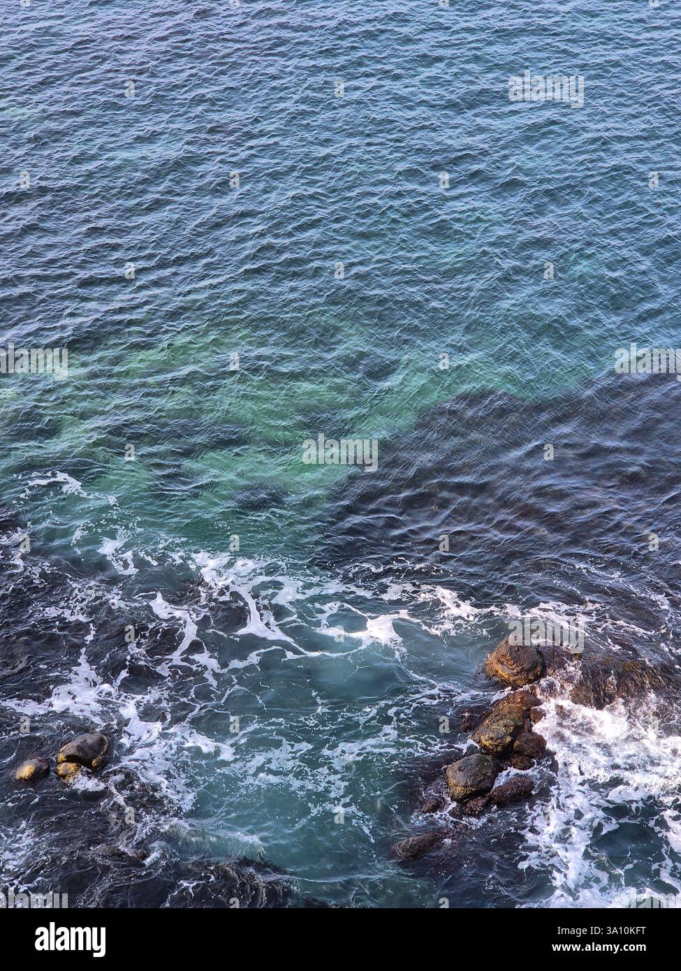 mare: acqua di smeraldo, onde bianche Foto Stock