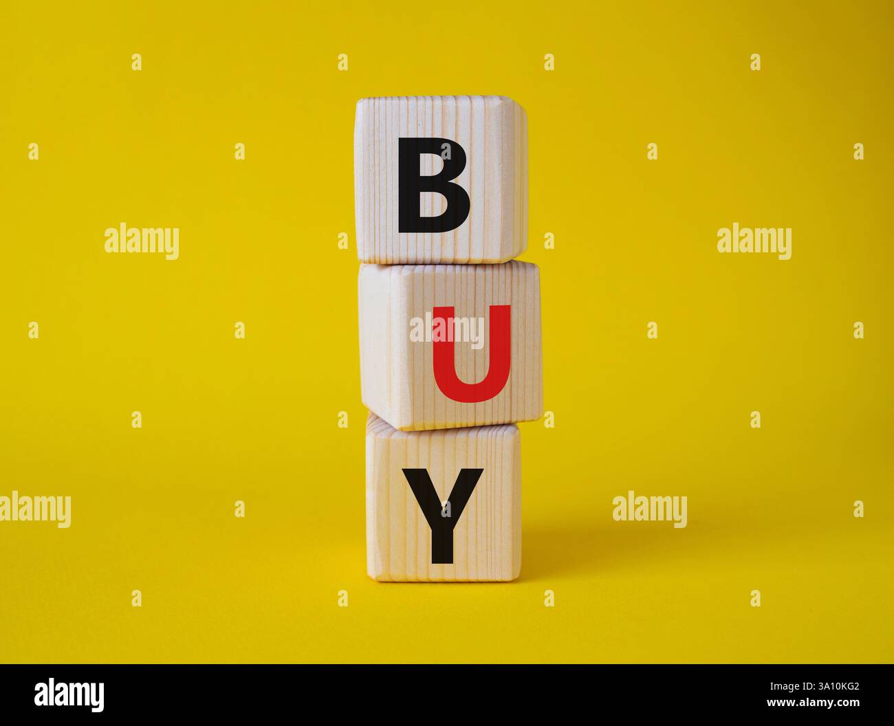 BPM - simbolo di Business Process Management. Cubi di legno con parole BPM. Bellissimo sfondo giallo. Business e BPM. Copia spazio. Foto Stock