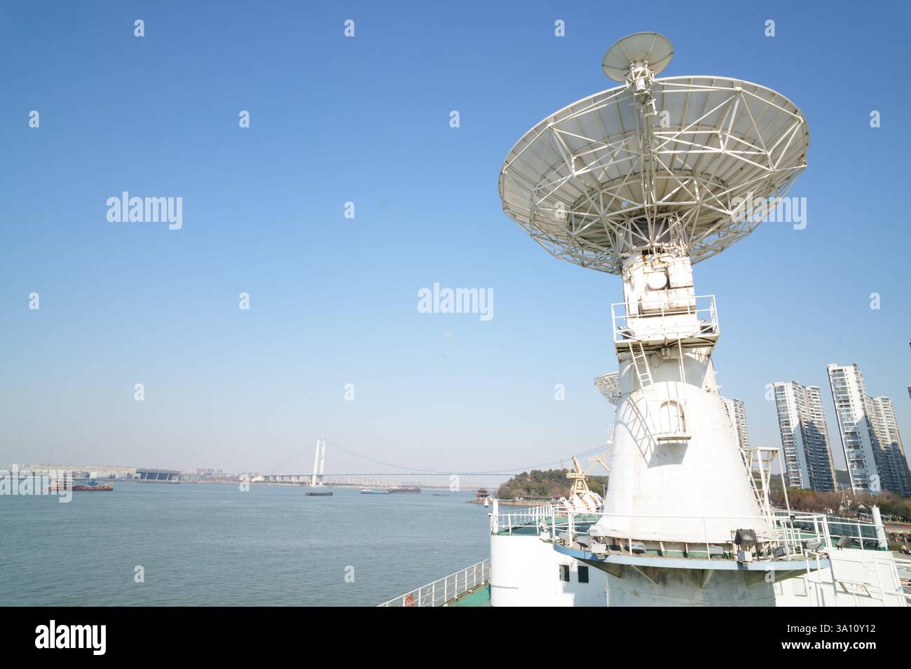 Una grande parabola satellitare sulla nave cinese Yuanwang 2, fotografata sul fiume Yangtze. Foto Stock