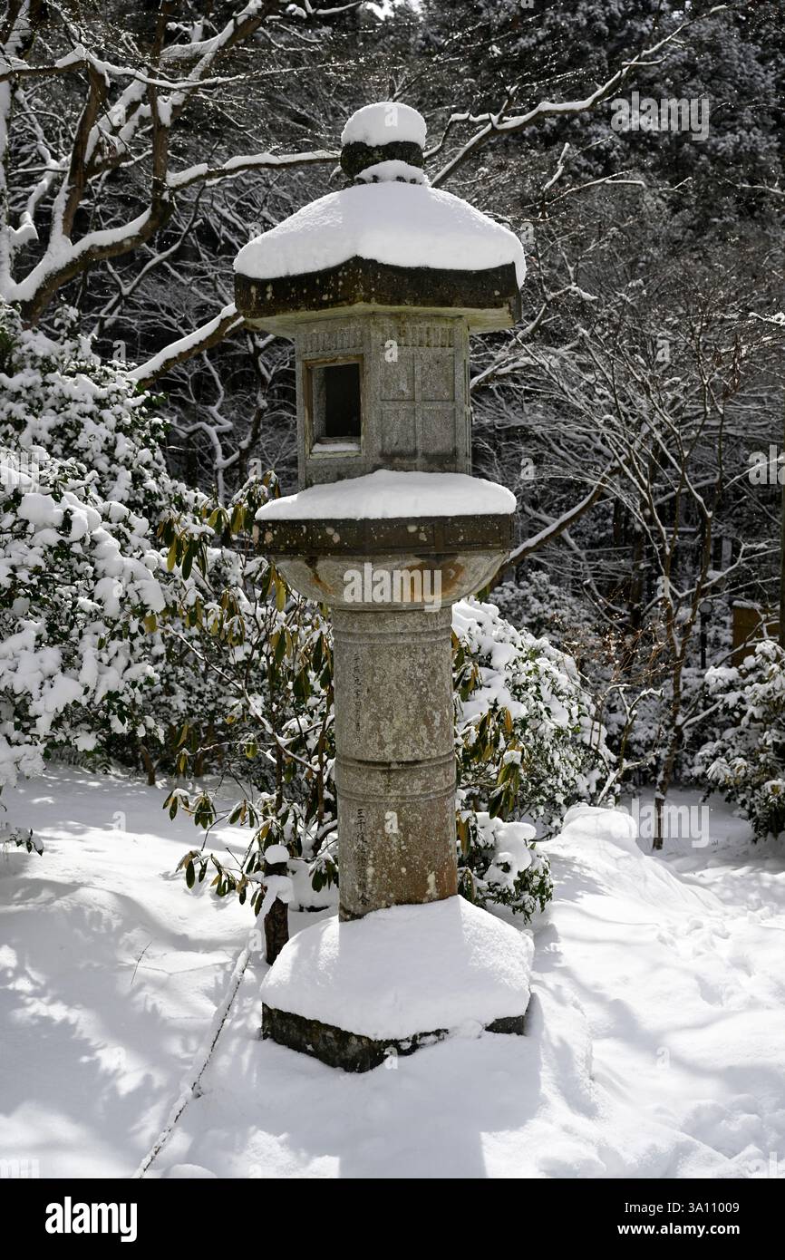 Scena di neve all'avanguardia del tempio di Sanzen-in a Ohara, Kyoto, Giappone. Foto Stock