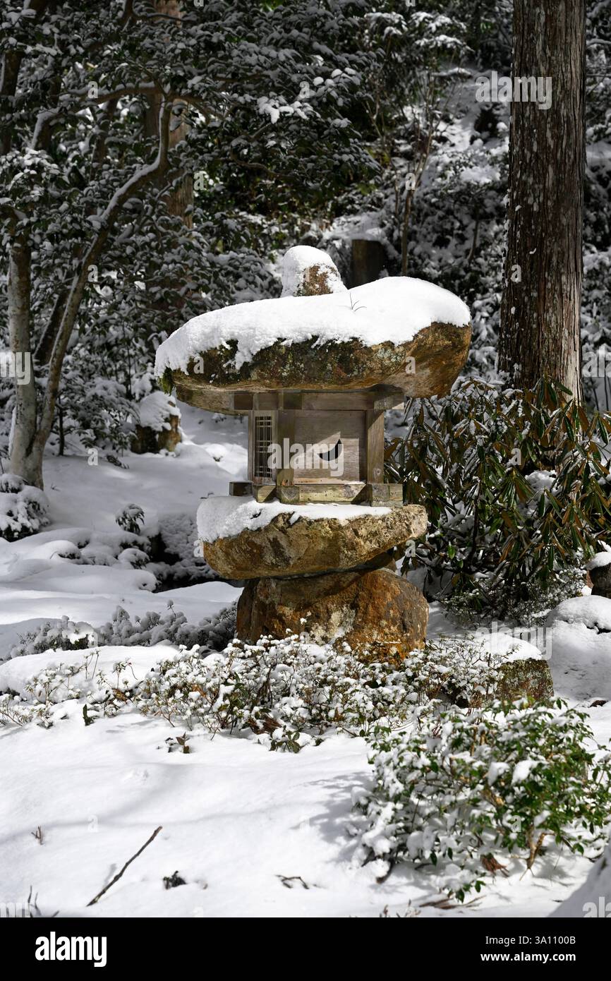 Scena di neve all'avanguardia del tempio di Sanzen-in a Ohara, Kyoto, Giappone. Foto Stock