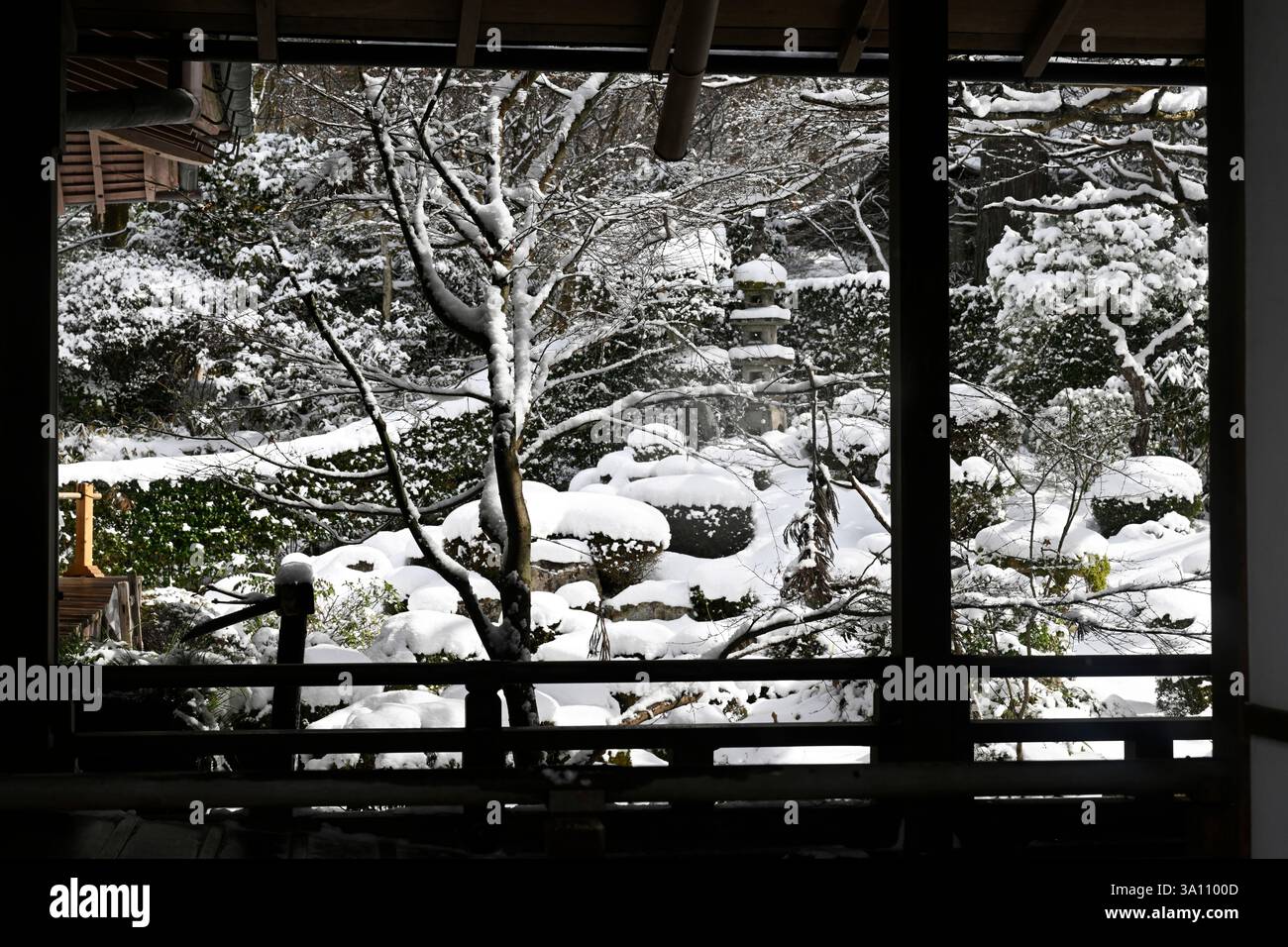 Scena di neve all'avanguardia del tempio di Sanzen-in a Ohara, Kyoto, Giappone. Foto Stock