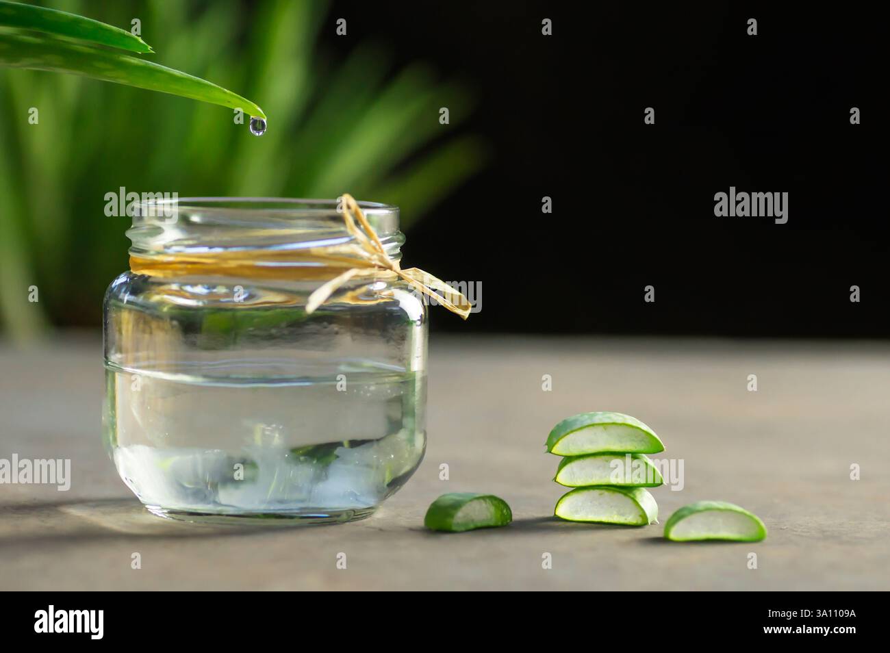 Primo piano del gel di aloe vera. Foglie di piante di Aloe vera a fette e gel con cucchiaio di legno , ingredienti cosmetici biologici naturali per pelli sensibili Foto Stock