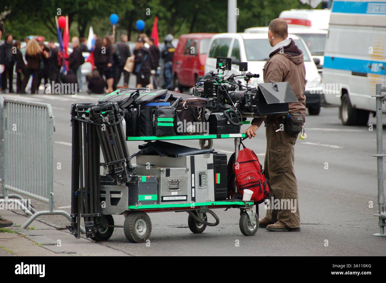 Filma il carrello con una macchina fotografica e accessori sul set di A Good Day to Die Hard (2013) a Budapest, Ungheria, 2012, durante le riprese di strada Foto Stock