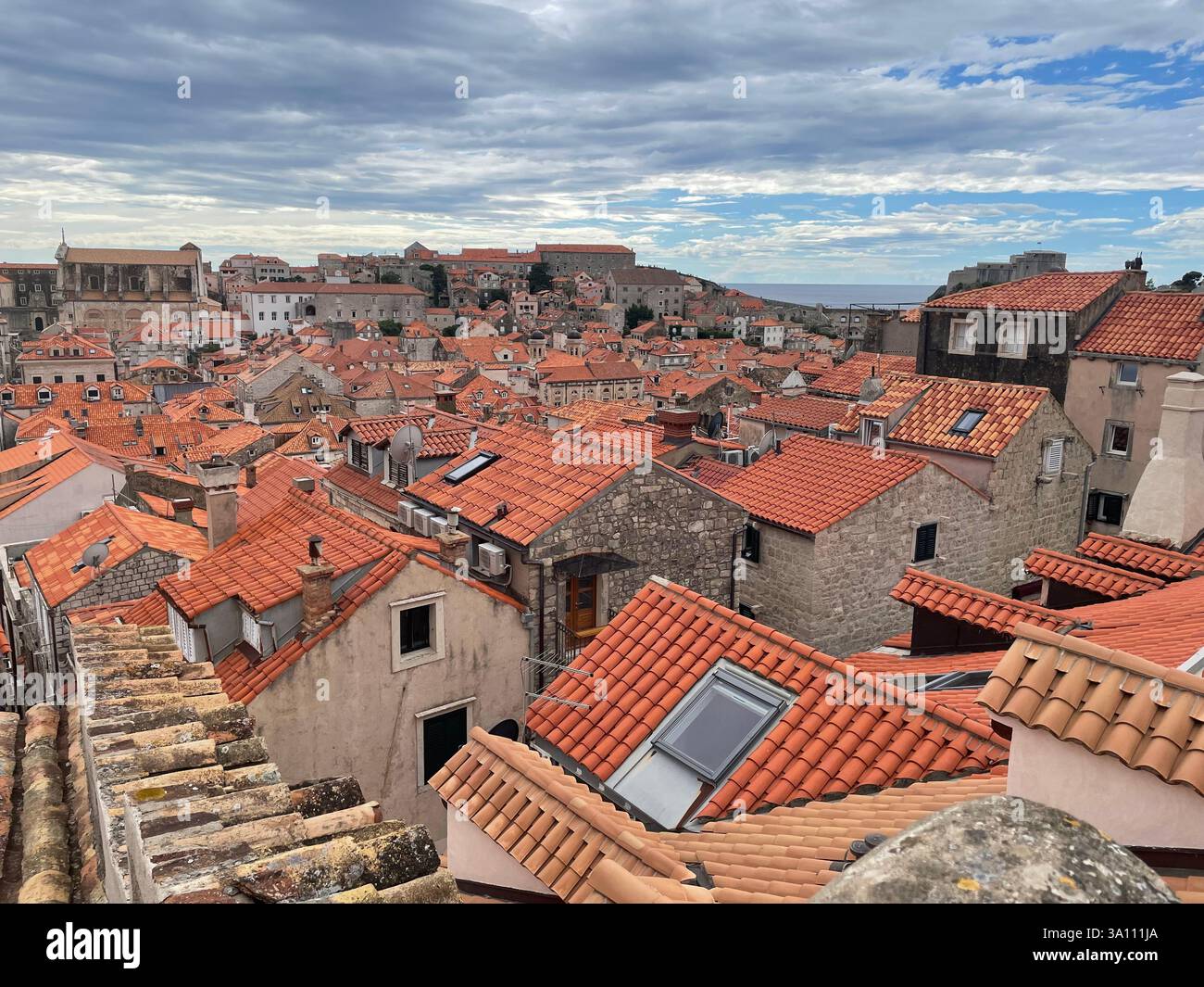 Tetti in terracotta nella città vecchia di Dubrovnic - Immagine stock catturata con smartphone