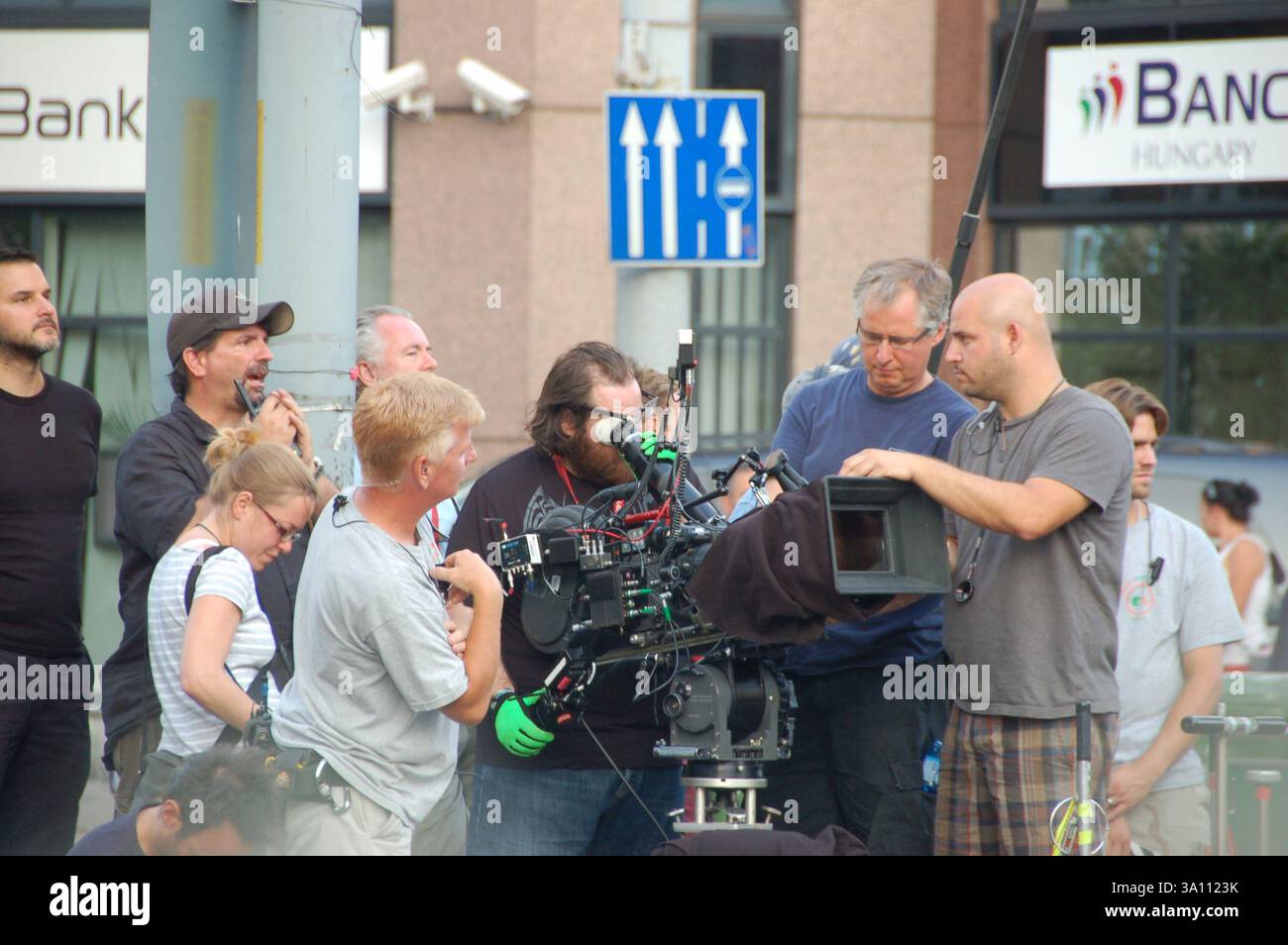 Una troupe di film gestisce una telecamera professionale sul set di A Good Day to Die Hard. I membri dell'equipaggio discutono con il regista John Moore dietro la telecamera Foto Stock