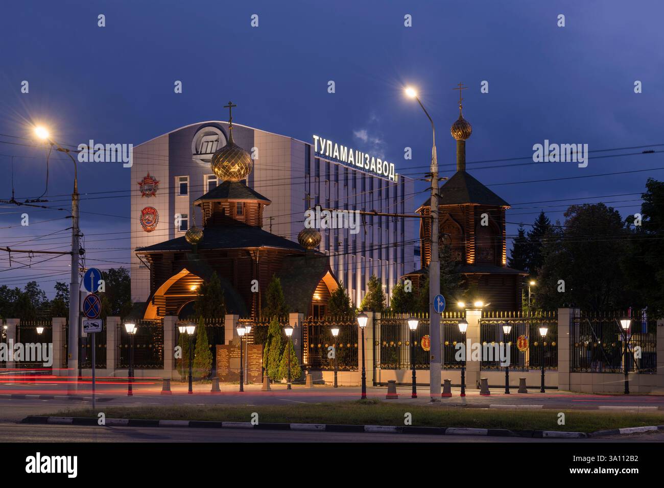 TULA, RUSSIA - 14 LUGLIO 2024: Chiesa del Santo Equal-to-the-Apostles Principe Vladimir e l'edificio amministrativo del Tula Machine-Building PL Foto Stock