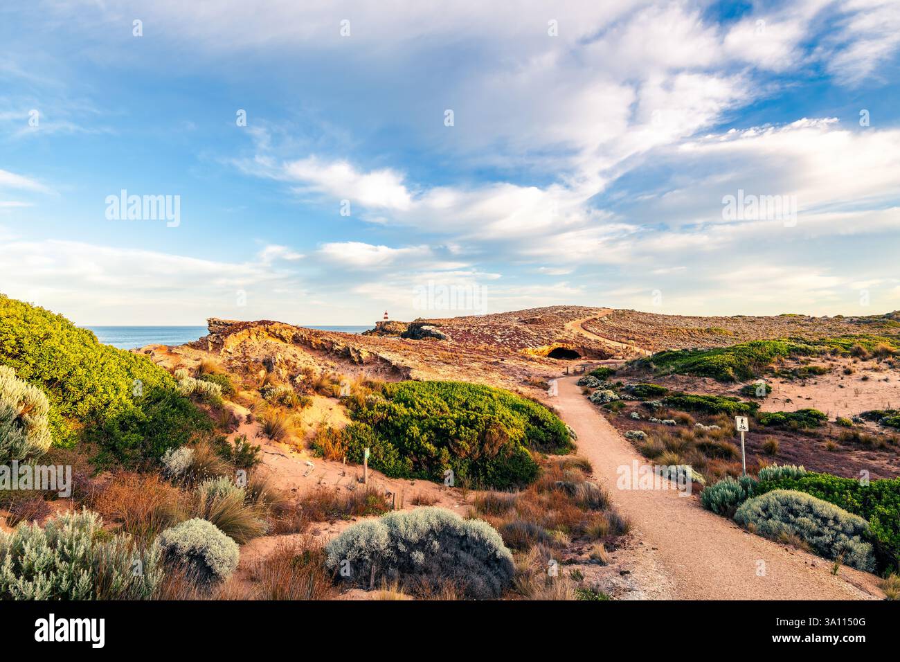 Robe Coastal Walk con l'Obelisco visto lungo l'aspra costa di pietra calcarea con l'oceano all'alba, Guichen Bay, Australia meridionale Foto Stock
