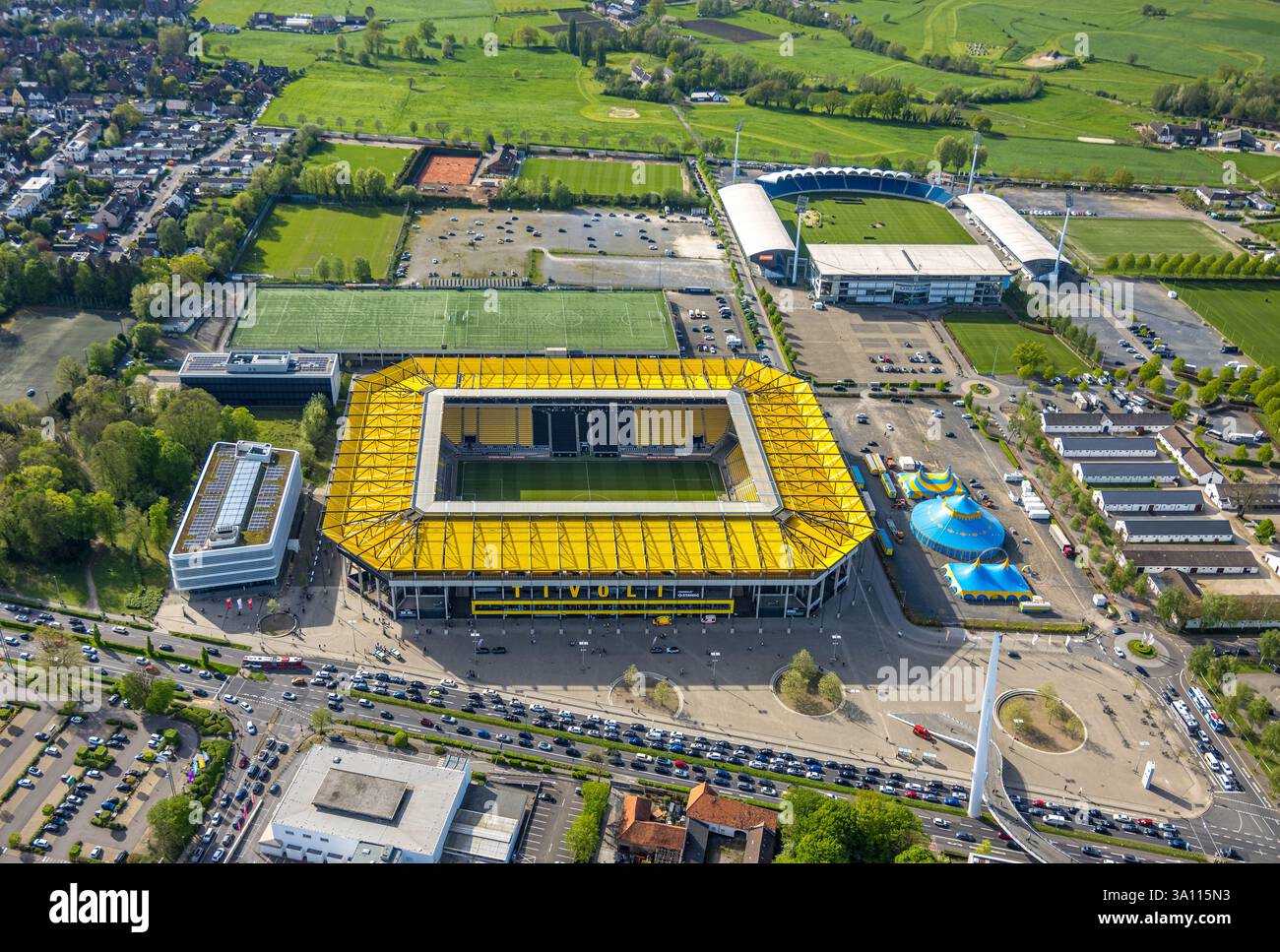 Vista aerea, Aachen Tivoli, stadio di calcio nel parco sportivo Soers, sede della squadra di calcio Alemannia Aachen, circo Roncalli Foto Stock