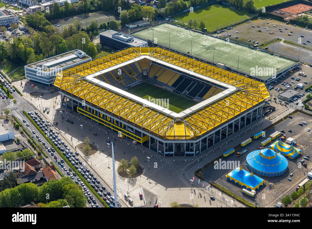Vista aerea, Aachen Tivoli, stadio di calcio nel parco sportivo Soers, sede della squadra di calcio Alemannia Aachen, circo Roncalli Foto Stock