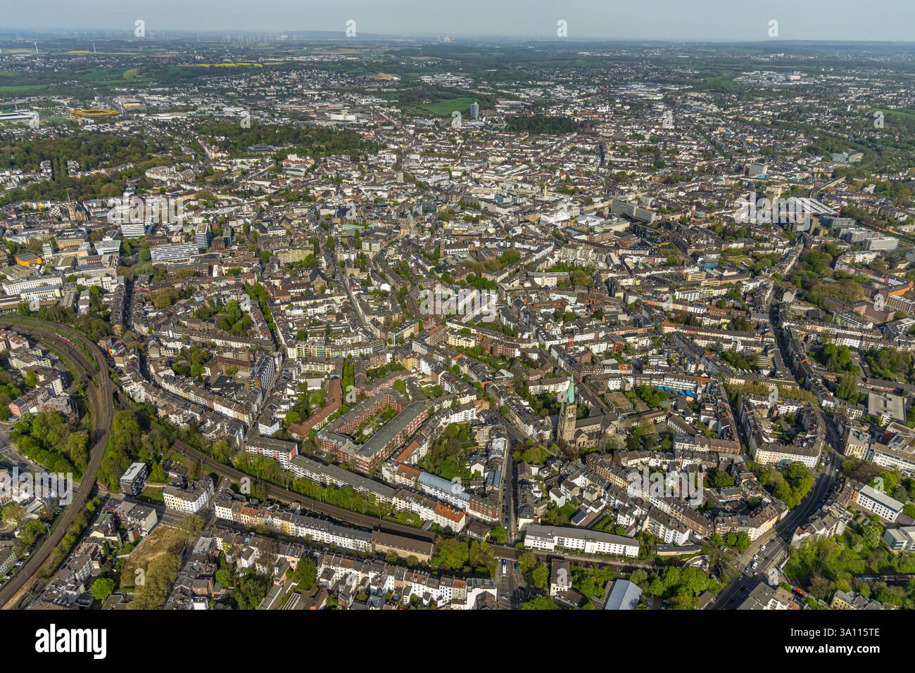 Veduta aerea, vista della citta' con la citta' vecchia, di fronte alla chiesa cattolica di St. Jakob, area residenziale e sulla destra la strada federale B1, Market, Aachen Foto Stock