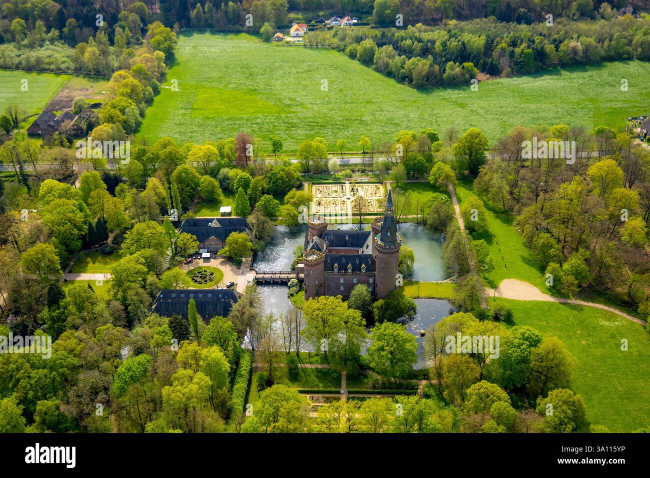 Vista aerea, il museo Schloss Moyland, il castello con fossati neogotici e il parco del castello circondati da prati, campi e foreste, destinazione turistica per le escursioni Foto Stock