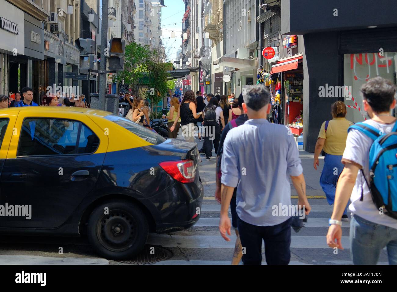 Buenos Aires, Argentina. 5 marzo 2025. Un semaforo in corrispondenza di un incrocio smette di funzionare a causa di un'interruzione di corrente a Buenos Aires, Argentina, il 5 marzo 2025. Le interruzioni di corrente si sono verificate nell'area metropolitana di Buenos Aires, interessando oltre 622.000 utenti, circa 2 milioni di persone, secondo i media locali. Gli edifici governativi, tra cui il palazzo presidenziale e il Ministero dell'economia, furono lasciati senza elettricità. Diverse linee ferroviarie suburbane e servizi metropolitani sono stati sospesi o limitati. Crediti: Zhang Duo/Xinhua/Alamy Live News Foto Stock