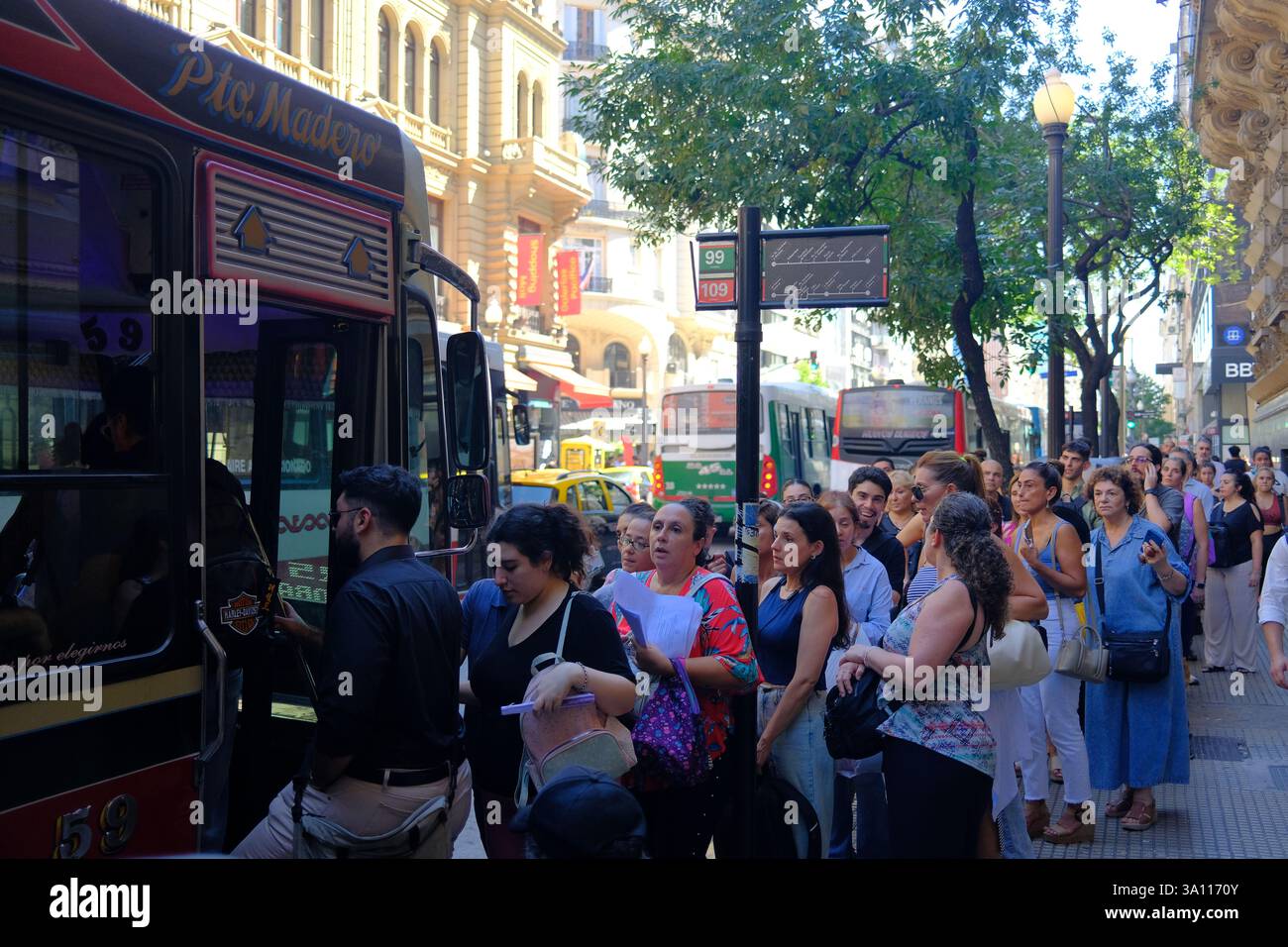 Buenos Aires, Argentina. 5 marzo 2025. La gente aspetta un autobus durante una massiccia interruzione di corrente a Buenos Aires, Argentina, il 5 marzo 2025. Le interruzioni di corrente si sono verificate nell'area metropolitana di Buenos Aires, interessando oltre 622.000 utenti, circa 2 milioni di persone, secondo i media locali. Gli edifici governativi, tra cui il palazzo presidenziale e il Ministero dell'economia, furono lasciati senza elettricità. Diverse linee ferroviarie suburbane e servizi metropolitani sono stati sospesi o limitati. Crediti: Zhang Duo/Xinhua/Alamy Live News Foto Stock