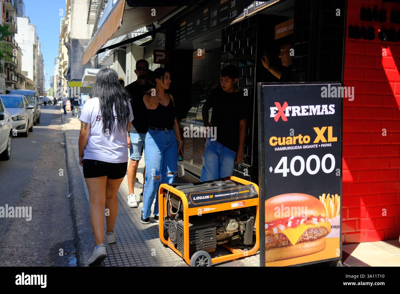 Buenos Aires, Argentina. 5 marzo 2025. Il personale di un ristorante si prepara a utilizzare un generatore durante una massiccia interruzione di corrente a Buenos Aires, Argentina, il 5 marzo 2025. Le interruzioni di corrente si sono verificate nell'area metropolitana di Buenos Aires, interessando oltre 622.000 utenti, circa 2 milioni di persone, secondo i media locali. Gli edifici governativi, tra cui il palazzo presidenziale e il Ministero dell'economia, furono lasciati senza elettricità. Diverse linee ferroviarie suburbane e servizi metropolitani sono stati sospesi o limitati. Crediti: Zhang Duo/Xinhua/Alamy Live News Foto Stock