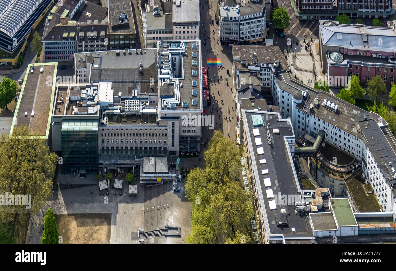 Vista aerea, Burgplatz con cinema Lichtburg, zona pedonale via dello shopping Kettwiger Straße con bandiera arcobaleno sulla strada, centro città, Essen, Ru Foto Stock