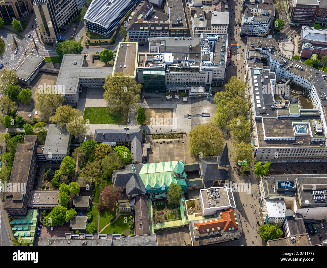 Vista aerea, cattedrale Essener Dom a Burgplatz, cinema Burggymnasium Essen e Lichtburg, zona pedonale via dello shopping Kettwiger Straße con argilla Foto Stock