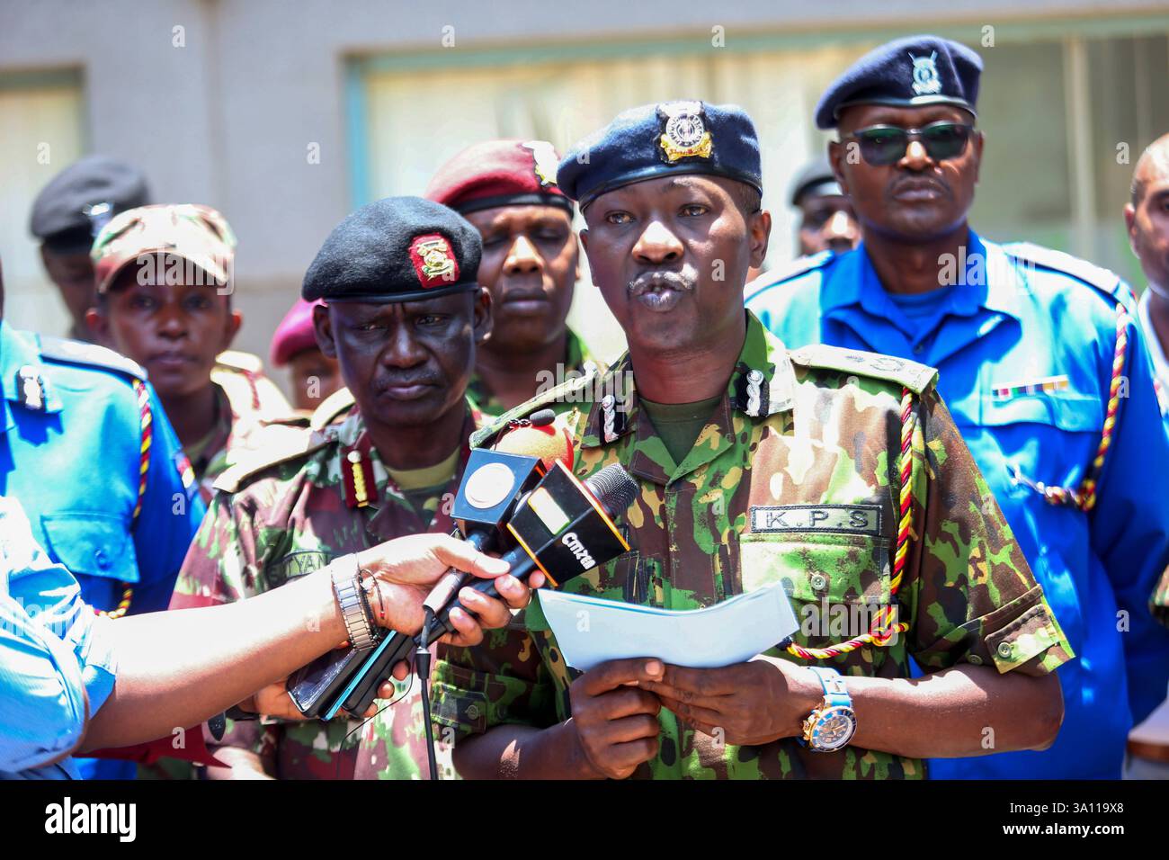 DATA RECORD NON DICHIARATA NAIROBI, KENYA - 5 MARZO: L'ufficiale del personale di polizia del Kenya, il Dipartimento del traffico, Eric Kiragu, ha letto la dichiarazione del Comandante del traffico sulla posizione del traffico per il raduno Safari il 5 marzo 2025 presso l'Auditorium Simba, KCB Towers. Foto/Tracy Kendi Copyright: xx Foto Stock