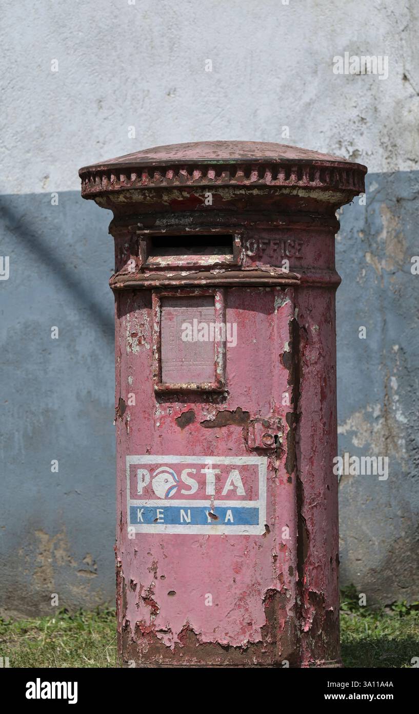 KENYA, Nairobi, vecchio stile britannico, scatola di lettere in metallo rosso di posta Kenya Foto Stock