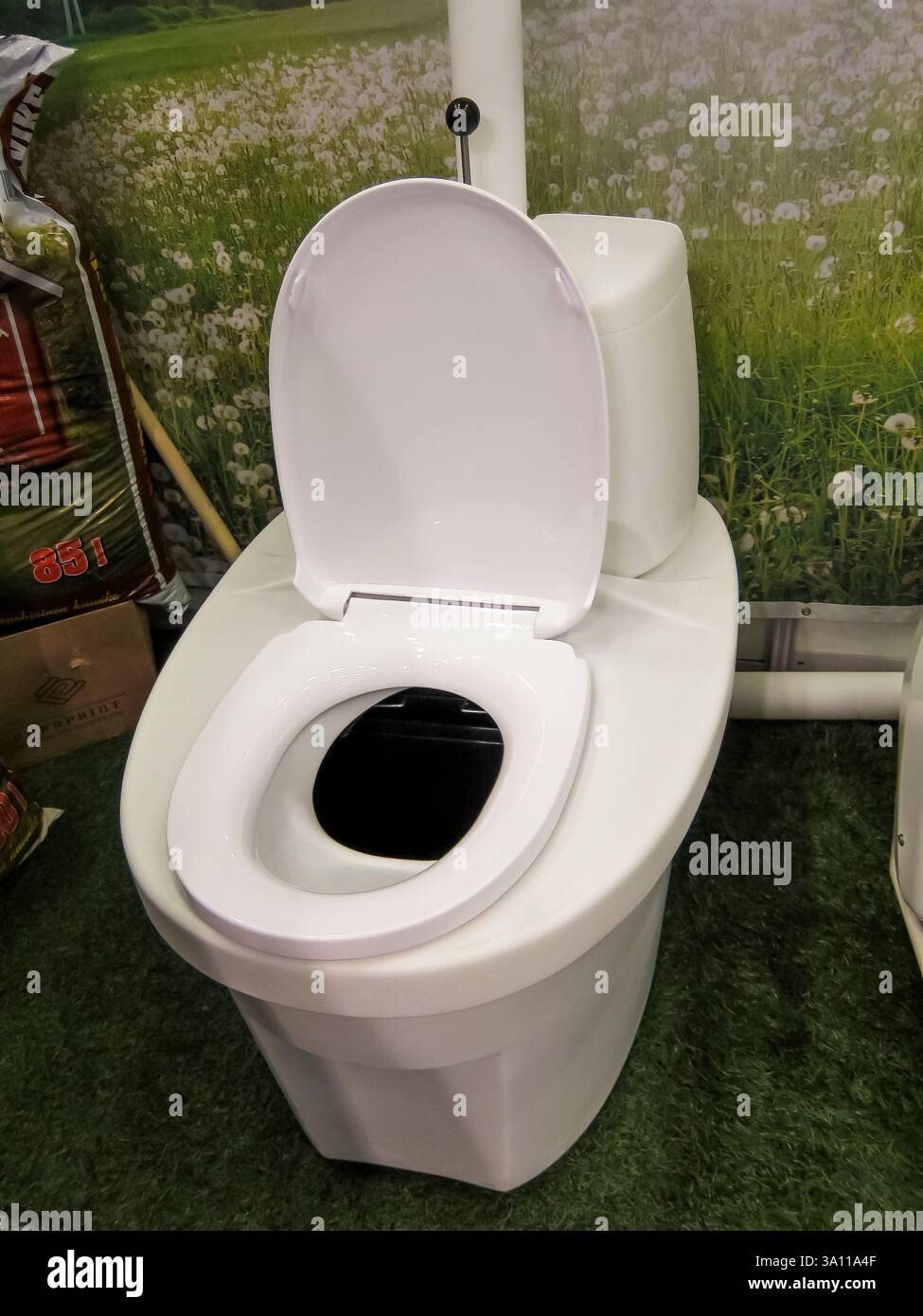 Parigi, Francia, People, Sustainable Development / Ecological Buildings Trade Show, Ecobat, Ecobat, Ecological Dry toilet 'Composting toilet' mercato responsabile Foto Stock