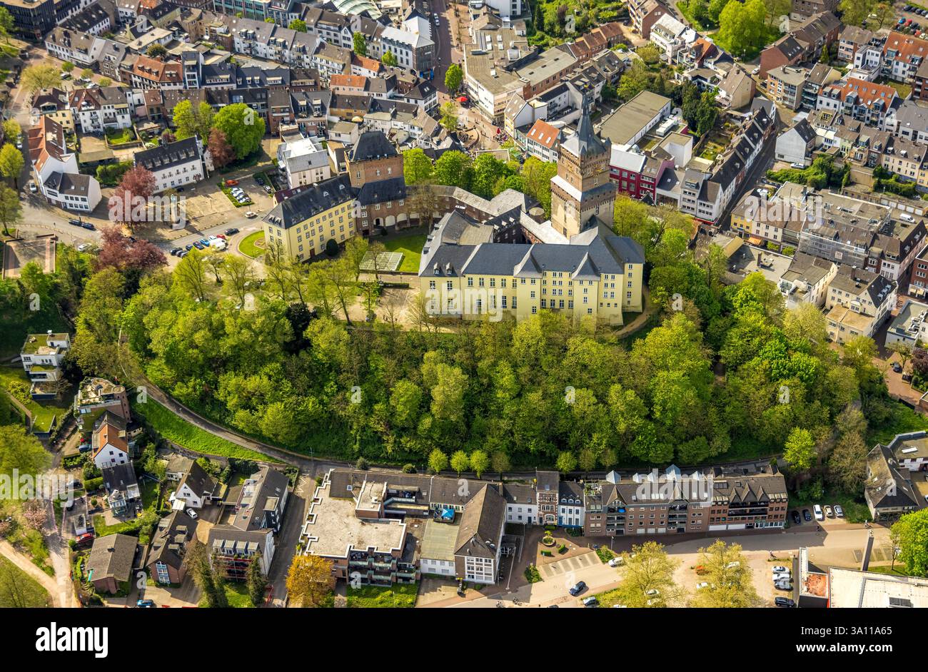 Vista aerea, pittoresca città vecchia di Kleve Schloßberg con la vista di Schwanenburg, oltre al cortile del quartiere e alla corte locale, alberi verdi, Kleve, in basso a destra Foto Stock