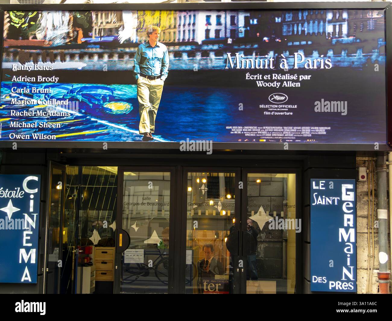 Parigi, Francia, Front, Movie Theater, French Cinema, quartiere Latino, poster, 'UGC Danton » Close Up, Woody Allen poster « mezzanotte a Parigi » Foto Stock