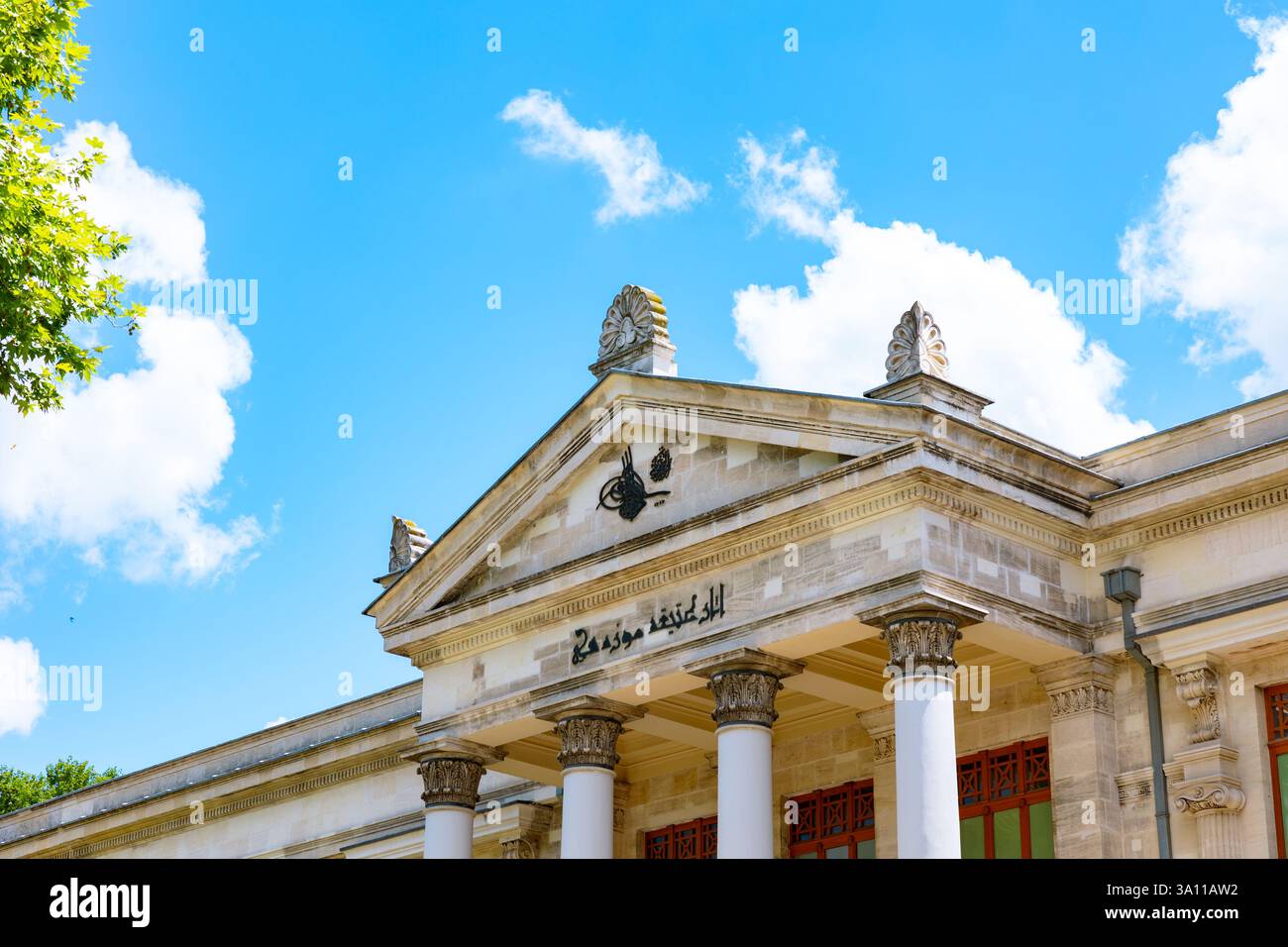 Costruzione del museo archeologico di Istanbul nel complesso del Palazzo Topkapi. Testo del museo dei manufatti sull'edificio. Foto Stock