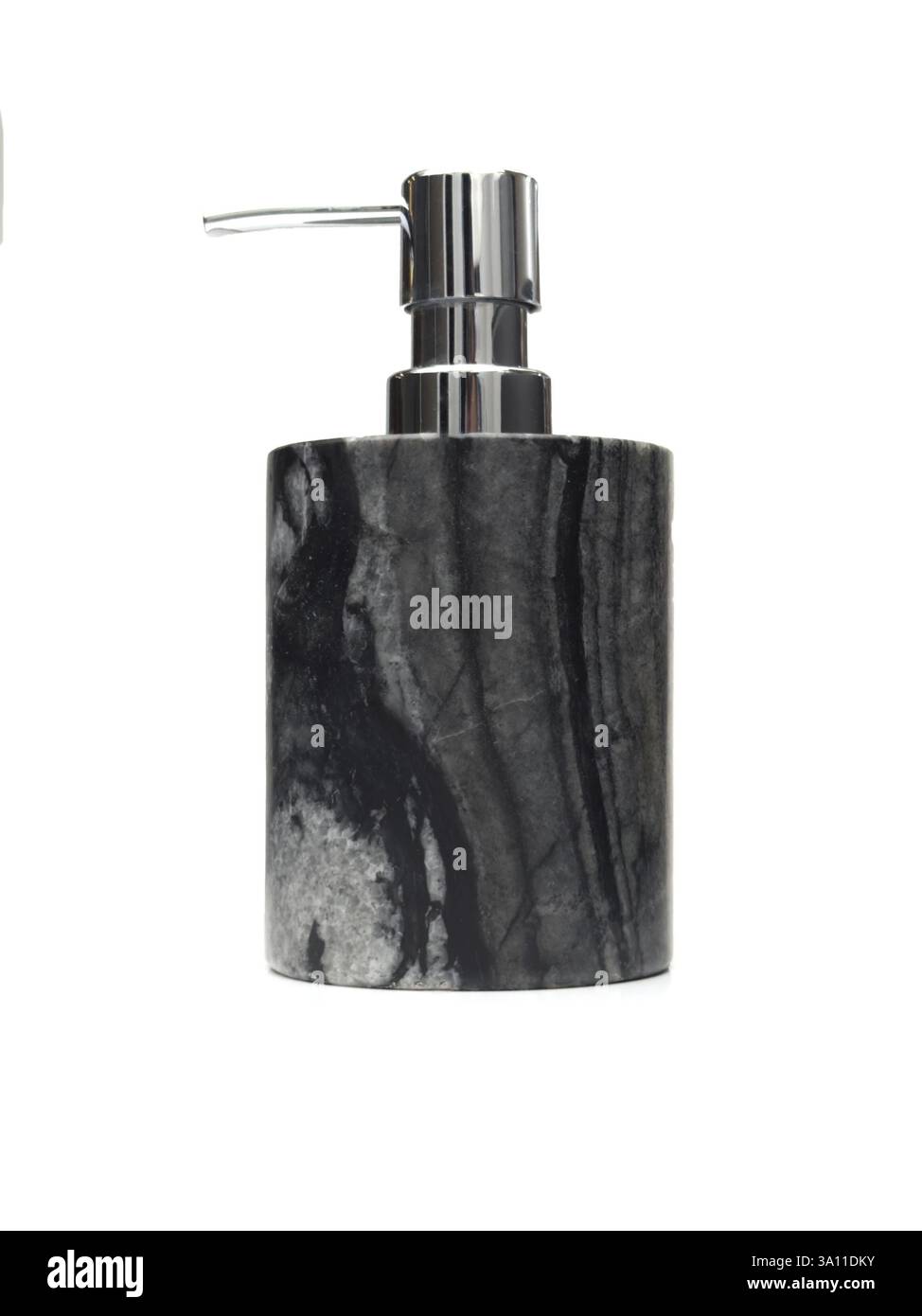 Un moderno dispenser per sapone dal design elegante, con corpo in marmo bianco e nero e un tiralatte metallico lucido, isolato su sfondo bianco. Ex Foto Stock
