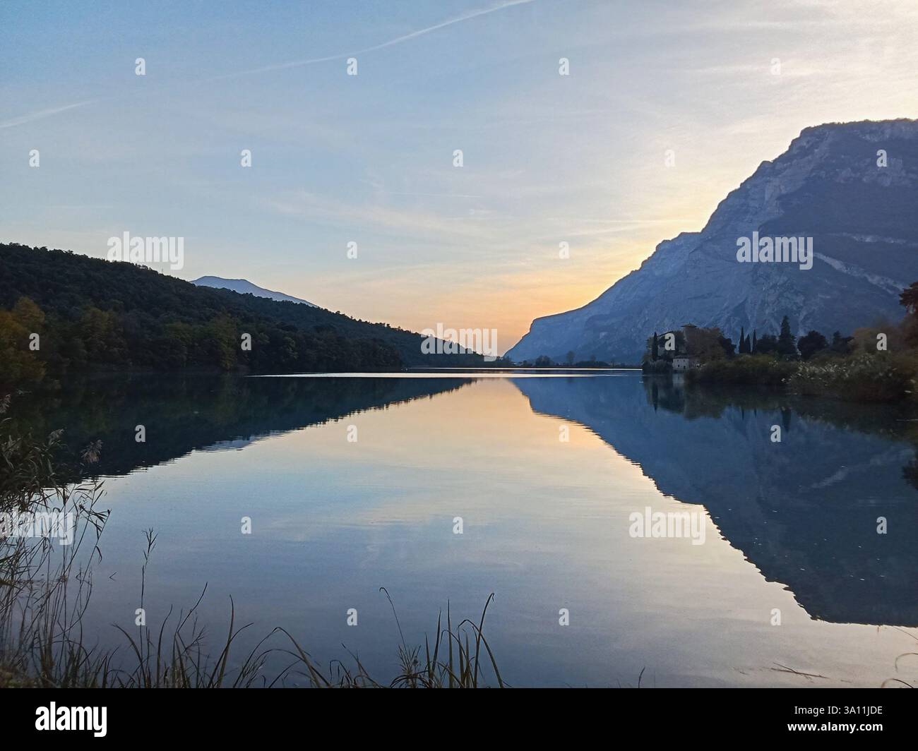 Lago Toblino, un luogo da favola in Trentino con un castello medievale, acque calme e paesaggi mozzafiato. Un luogo perfetto per gli amanti della natura e dei fotografi Foto Stock