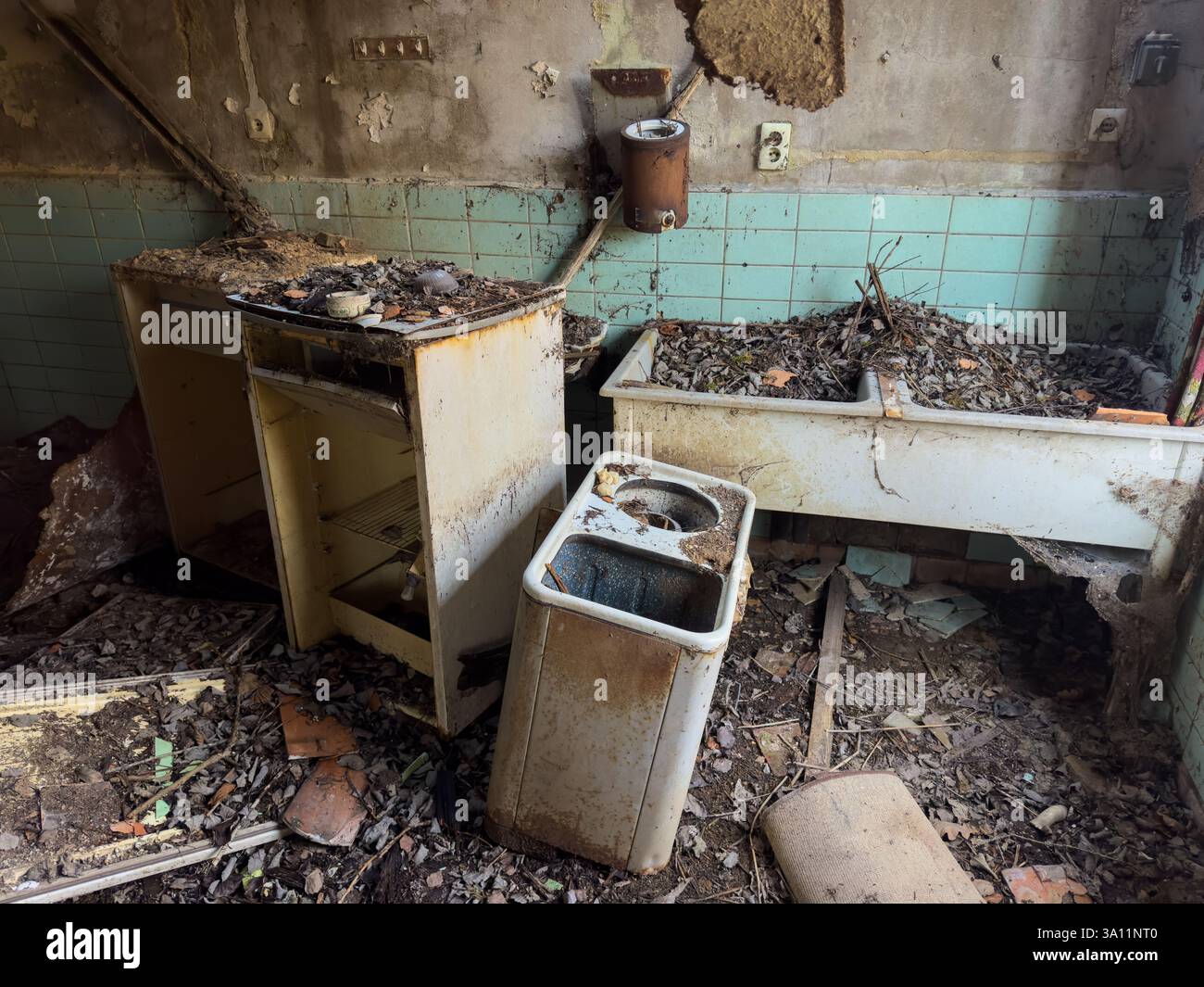 Posti persi cucina abbandonata in una vecchia mensa di fabbrica Foto Stock