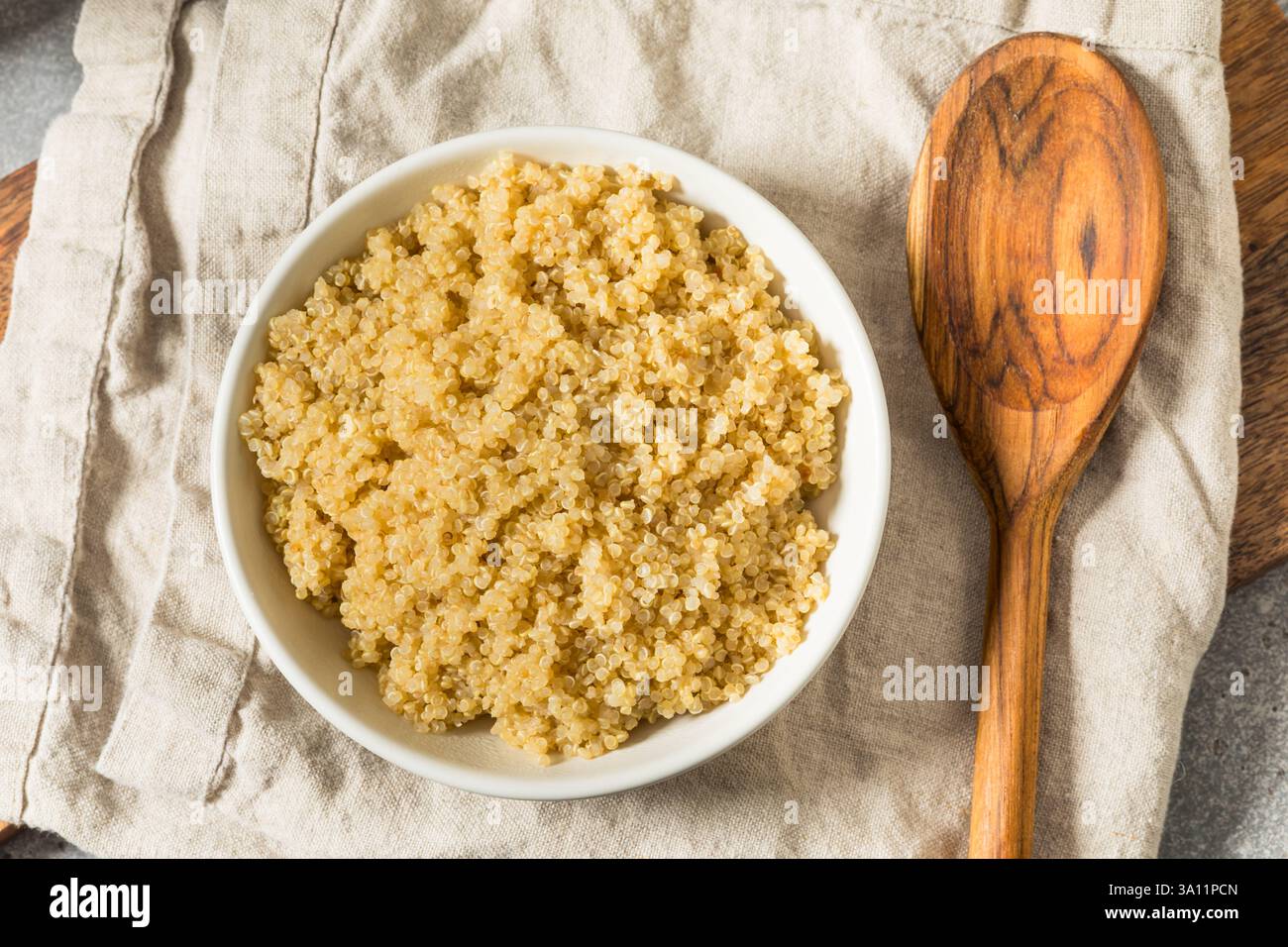 Superfood di Quinoa biologico cucinato in casa in una ciotola Foto Stock