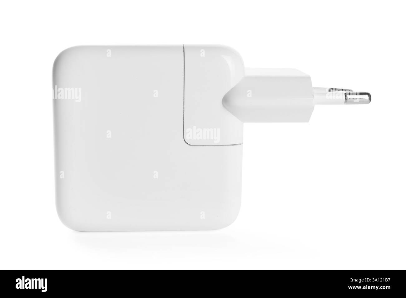 Adattatore di alimentazione USB (caricabatterie) isolato su bianco Foto Stock