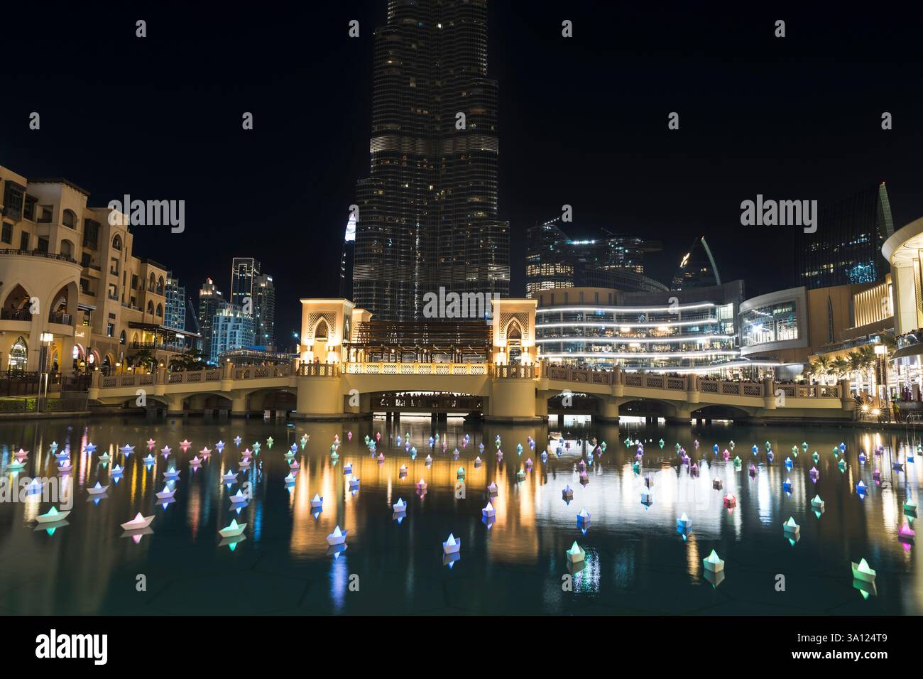 Paesaggio urbano di Dubai di notte: Un meraviglioso bagliore urbano nel deserto Foto Stock