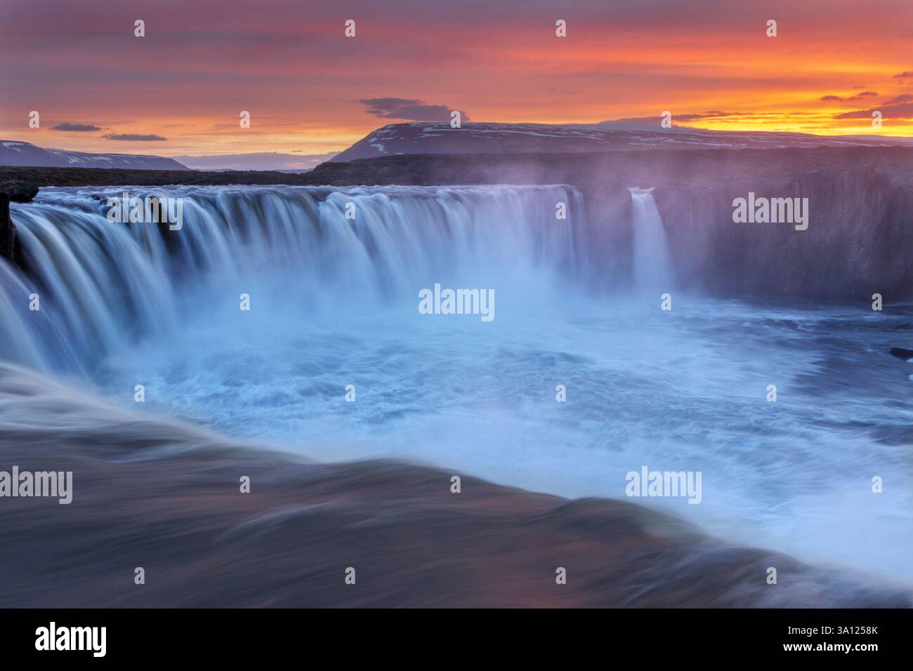 Islanda: Maestosa cascata Godafoss di giorno e splendide viste al tramonto Foto Stock