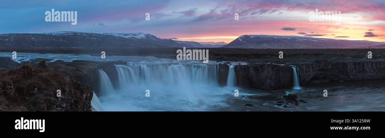 Islanda: Maestosa cascata Godafoss di giorno e splendide viste al tramonto Foto Stock