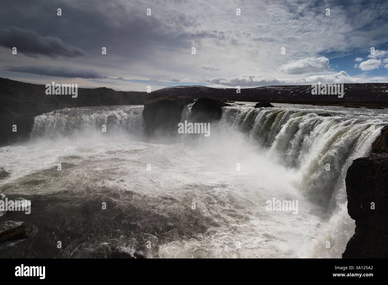 Islanda: Maestosa cascata Godafoss di giorno e splendide viste al tramonto Foto Stock