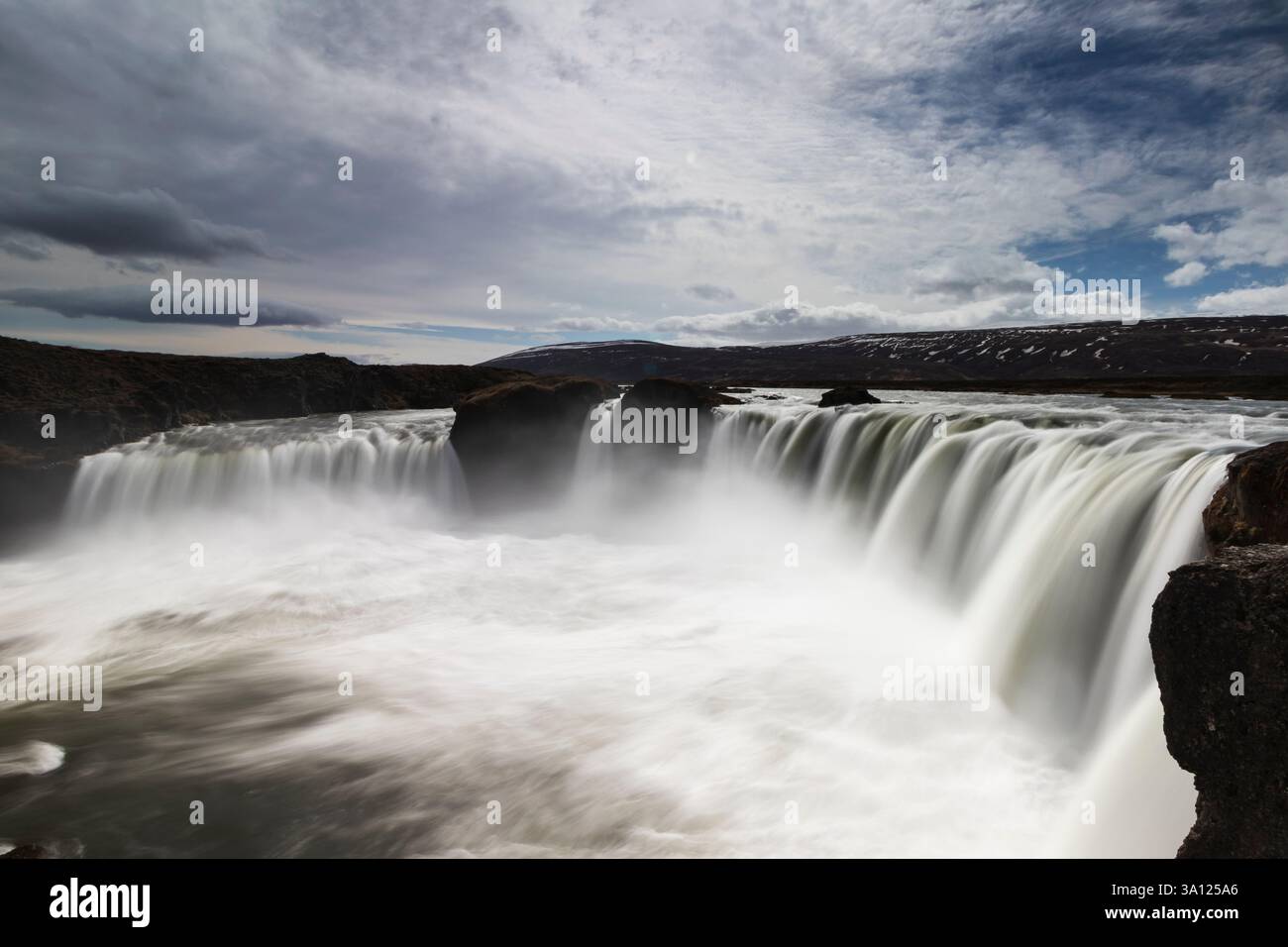 Islanda: Maestosa cascata Godafoss di giorno e splendide viste al tramonto Foto Stock
