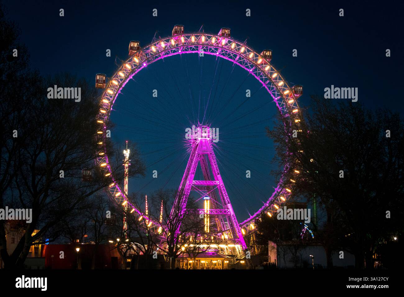 Impressioni di Vienna - la ruota panoramica gigante al tramonto Foto Stock