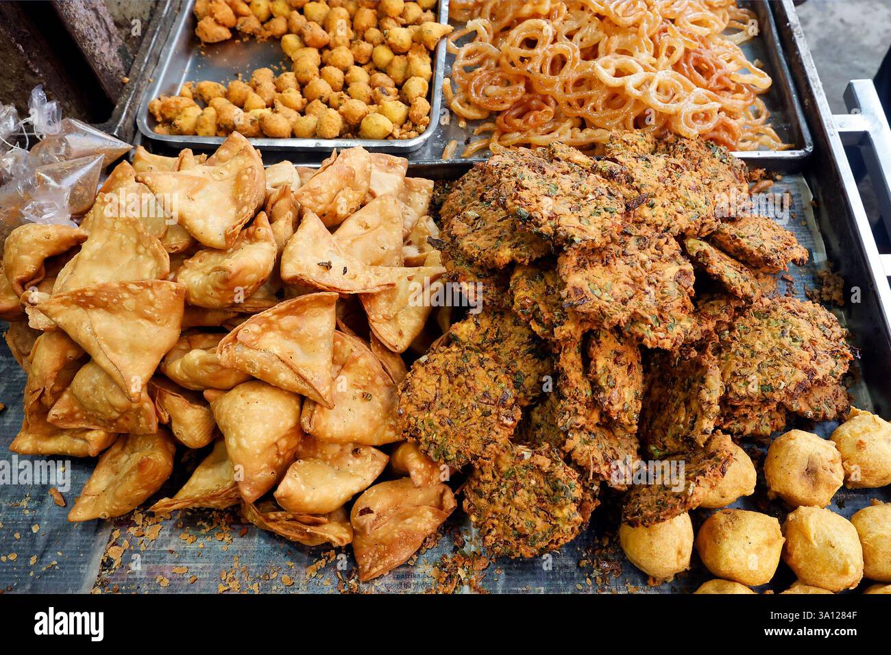 Spuntini in una bancarella di Seoni, Madhya Pradesh, India Foto Stock